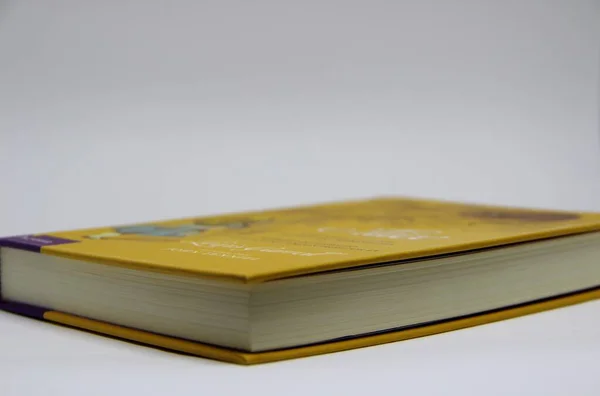 白い背景に閉じた本のクローズアップビュー — ストック写真