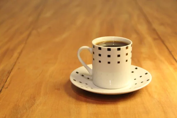 Vista Una Taza Café Completa Sobre Platillo Fondo Madera —  Fotos de Stock