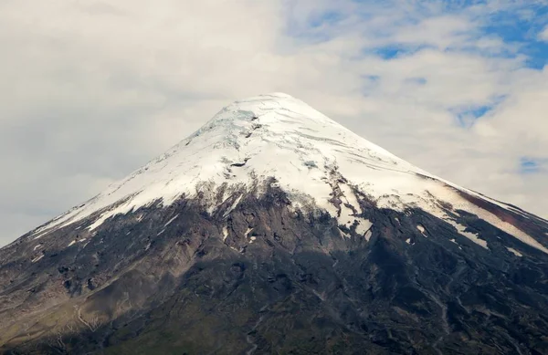 雪と火山の風景 — ストック写真