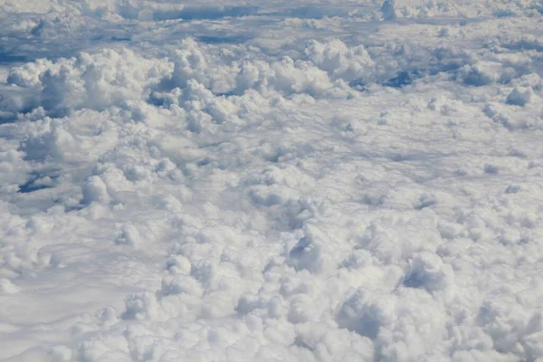 Mavi gökyüzünde beyaz bulutlar