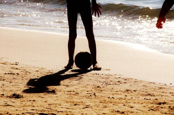 Vista Sobre Pessoas Pernas Jogando Bola Futebol Praia Areia — Fotografia de Stock