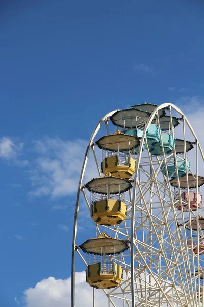 Ferris Kerék Ellen Kék Háttér — Stock Fotó