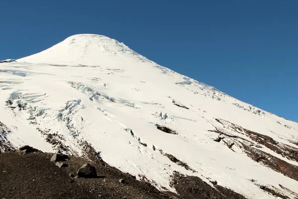 Karlı volkanın manzarası - Şili