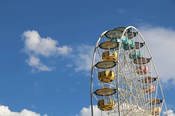 Ferris Wiel Tegen Blauwe Lucht Achtergrond — Stockfoto