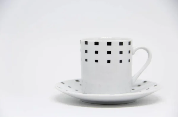 白い背景のカップとソーサーの眺め — ストック写真