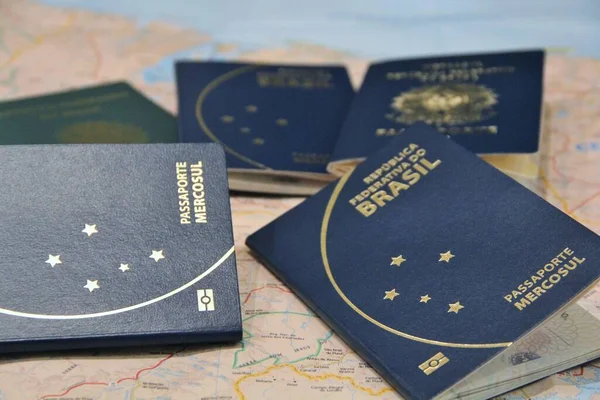 Vista Primer Plano Varios Pasaportes Mapa — Foto de Stock