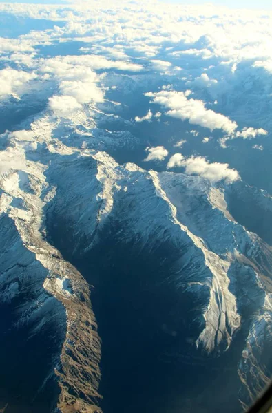 Bulutlardaki dağların güzel hava manzarası 