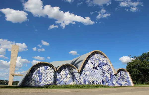 BH, BRAZIL - 24 Aralık 2016 'da Brezilya' nın Belo Horizonte kentinde, Assisi 'li Aziz Francis Kilisesi' nin dış görünüşü. Oscar Niemeyer tarafından tasarlandı. Pampulha Kilisesi olarak bilinir..