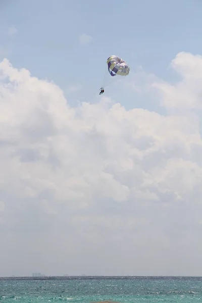 Parachutisme Avec Fond Bleu Ciel — Photo