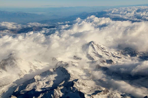 Vacker Antenn Utsikt Över Bergen Molnen — Stockfoto