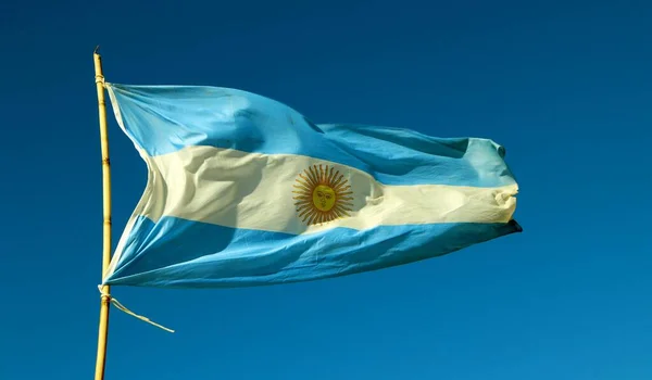 Σημαία Της Αργεντινής Στον Άνεμο Στον Γαλάζιο Ουρανό — Φωτογραφία Αρχείου