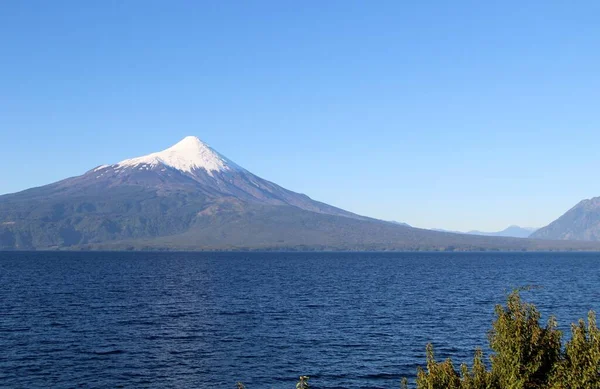 雪と火山の風景 — ストック写真