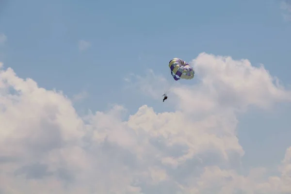 Parasailing Med Blå Himmel Bakgrund — Stockfoto