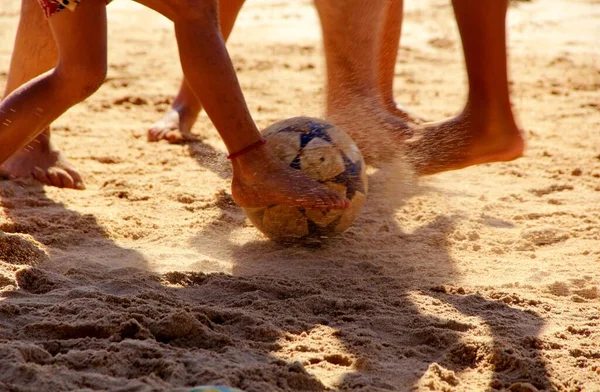 Ver Gente Piernas Jugando Pelota Fútbol Playa Arena —  Fotos de Stock