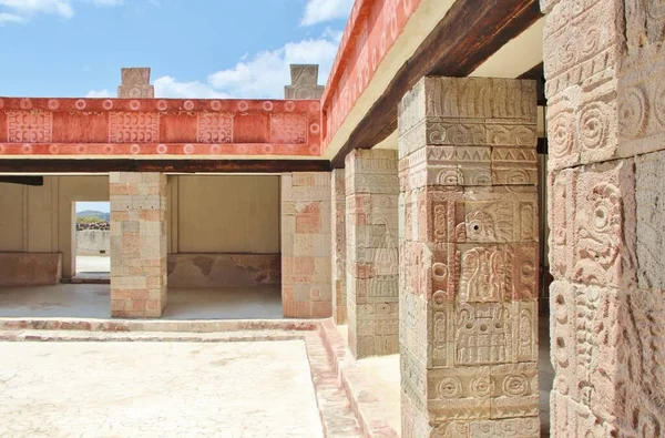 Meksika 'da antik bir şehir olan Teotihuacan, piramitlerin ve harabelerin manzarası