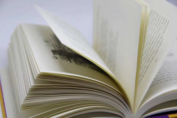 Detailní Pohled Otevřenou Knihu Stole — Stock fotografie