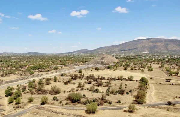Meksika 'da antik bir şehir olan Teotihuacan, piramitlerin ve harabelerin manzarası