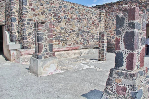 Meksika 'da antik bir şehir olan Teotihuacan, piramitlerin ve harabelerin manzarası