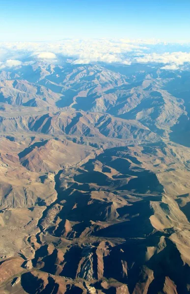 Bulutlardaki dağların güzel hava manzarası 