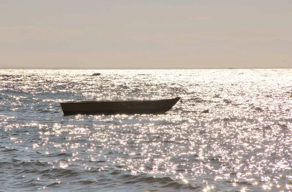 Deniz manzaralı bir tekne.