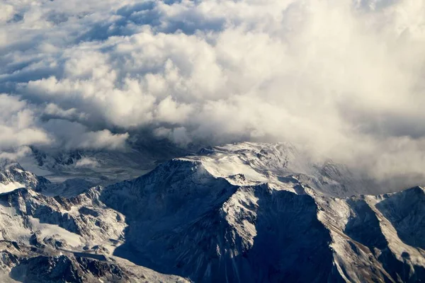 Belle Vue Aérienne Des Montagnes Dans Les Nuages — Photo