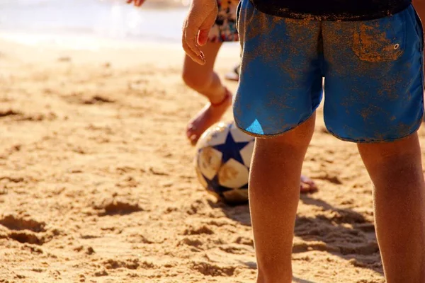 Ver Gente Piernas Jugando Pelota Fútbol Playa Arena —  Fotos de Stock