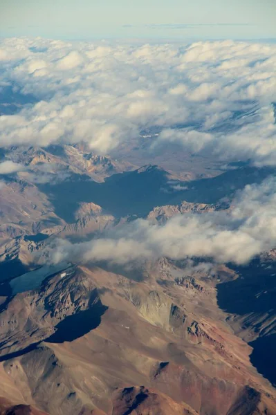 Bulutlardaki dağların güzel hava manzarası 