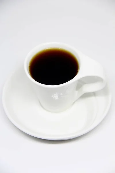 Utsikt Över Full Kaffekopp Ett Tefat Vit Bakgrund — Stockfoto