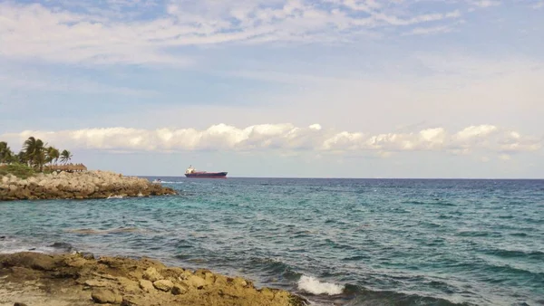Kıyıdan Hareket Eden Kargo Gemisinin Görüntüsü — Stok fotoğraf