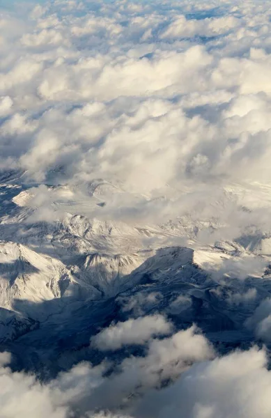 Bulutlardaki dağların güzel hava manzarası 