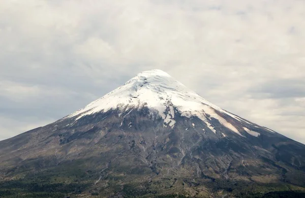 Karlı volkanın manzarası - Şili