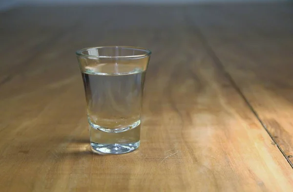 Vista Una Toma Vodka Sobre Fondo Madera — Foto de Stock