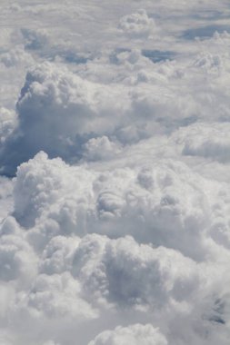 Mavi gökyüzünde beyaz bulutlar