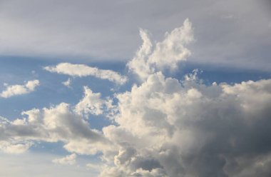 Mavi gökyüzünde beyaz bulutlar