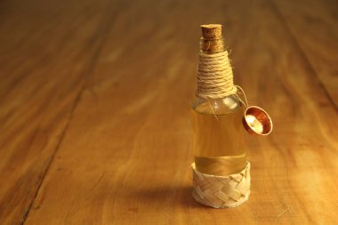 Ahşap zemin üzerinde sıvı bulunan mantarlı şişe görüntüsü