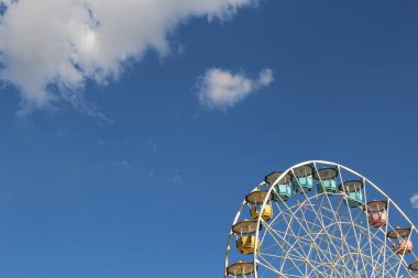 Dönme dolap mavi gökyüzü arkaplanına karşı