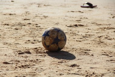 Kumsaldaki futbol topuna bak. 