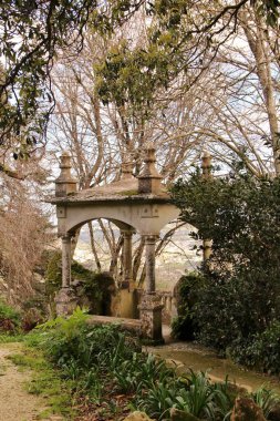 Mimari manzara, binaların cepheleri, ve saray kompleksinin bahçesi Quinta da Regaleira, Sintra, Portekiz
