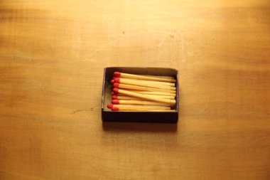 Tahta masa arkasında kibrit çöpleri