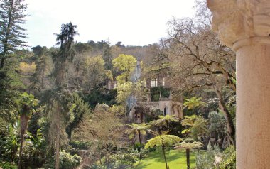Mimari manzara, binaların cepheleri, ve saray kompleksinin bahçesi Quinta da Regaleira, Sintra, Portekiz