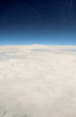 Mavi gökyüzünde beyaz bulutlar