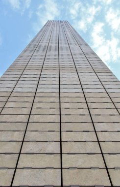 Mavi gökyüzü arka planındaki cep telefonu şebekesi için baz istasyonu ve radyo anteniName