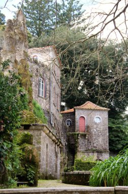 Mimari manzara, binaların cepheleri, ve saray kompleksinin bahçesi Quinta da Regaleira, Sintra, Portekiz