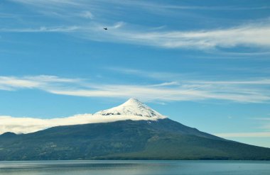 Karlı volkanın manzarası - Şili
