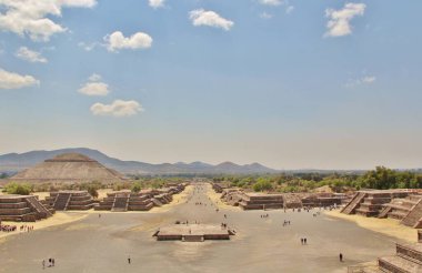 Meksika 'da antik bir şehir olan Teotihuacan, piramitlerin ve harabelerin manzarası