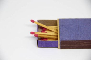 Beyaz arkaplanda kibrit kutusunda kibrit çöpleri