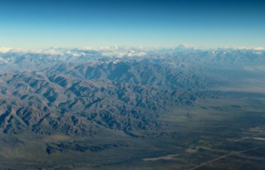 Bulutlardaki dağların güzel hava manzarası 
