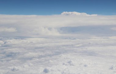 Mavi gökyüzünde beyaz bulutlar