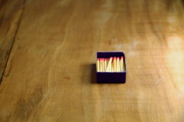 Tahta masa arkasında kibrit çöpleri