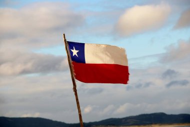 Gökyüzü arkaplanına karşı Şili bayrağı